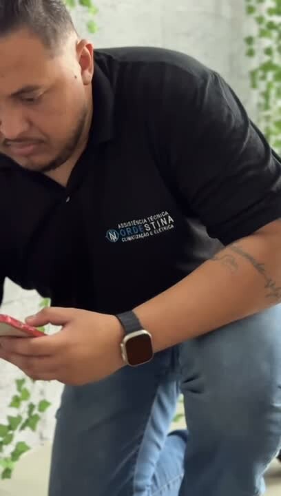 Técnico da Climatização Nordestina em atendimento